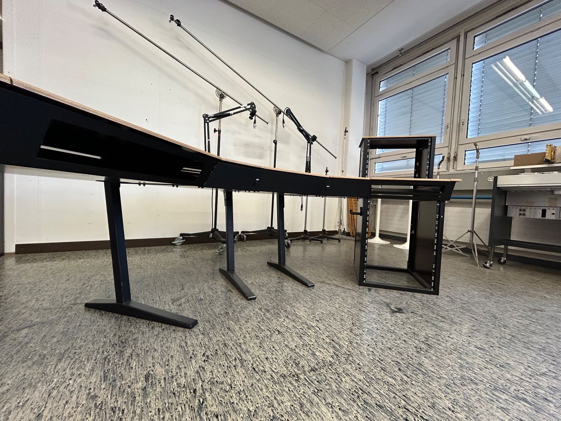 Set de table et chaises: Studiomöbel mit passenden 2 x Mikrofon Scherenarm Halterung – D'occasion à Zürich par LuZ_8005 2
