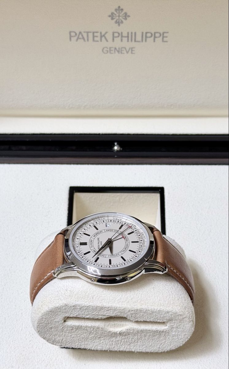 Patek Philippe Montres: Patek Philippe Weekly Calendar 5212A – D'occasion à Zürich par WATCHROOM 3
