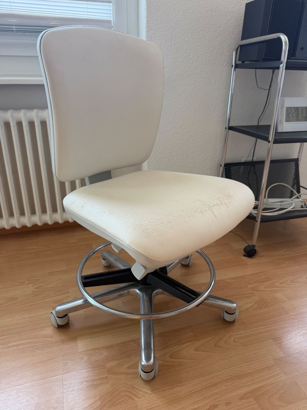 Sedie: Kosmetik- oder Fusspflege Arbeitsstuhl – Usato da Nussbaumen AG venduto da priz