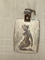 Pendentif plaquette motif signe de la Vièrge en argent