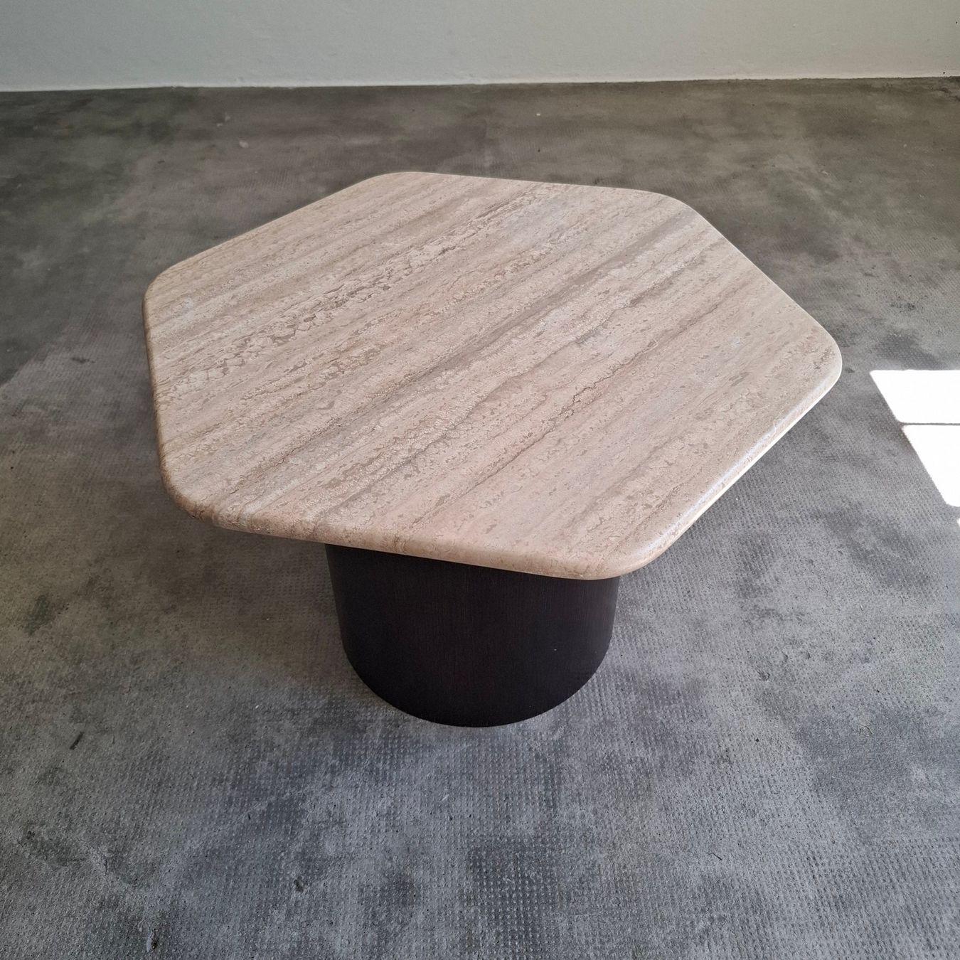 Tische: Table basse en travertin retro 1970 – Gebraucht aus Neuchâtel von Rochawood 1