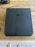 Sony PlayStation 4 Konsole mit Spielen und Controllern