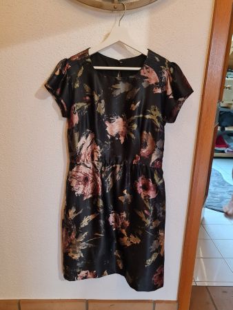 Damen Kleid schwarz mit Blumenmuster gebraucht Zustand
