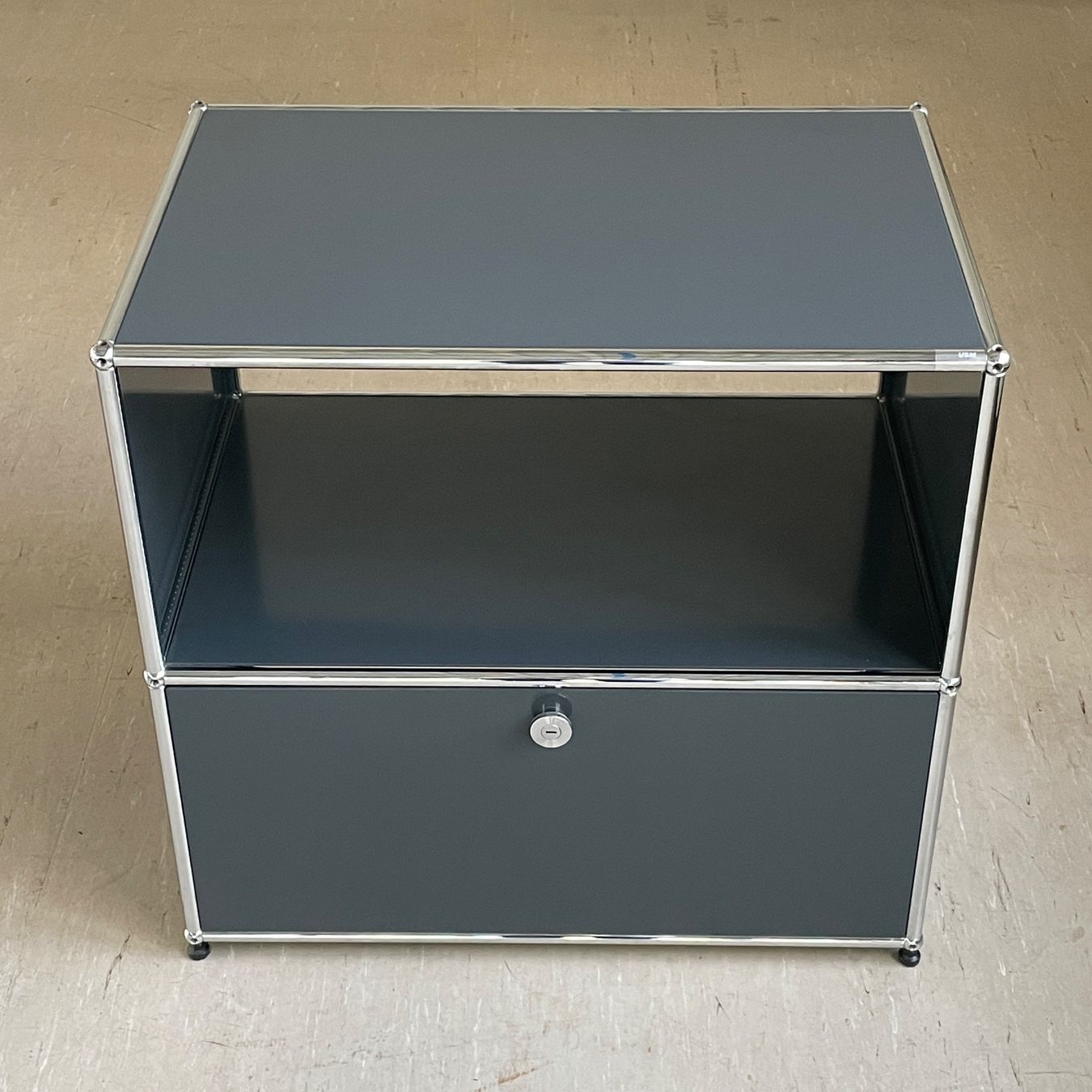 USM Credenze: USM Haller Stereo / Fernseher Möbel - Anthrazit – Usato da Bern venduto da Modern-Era 1