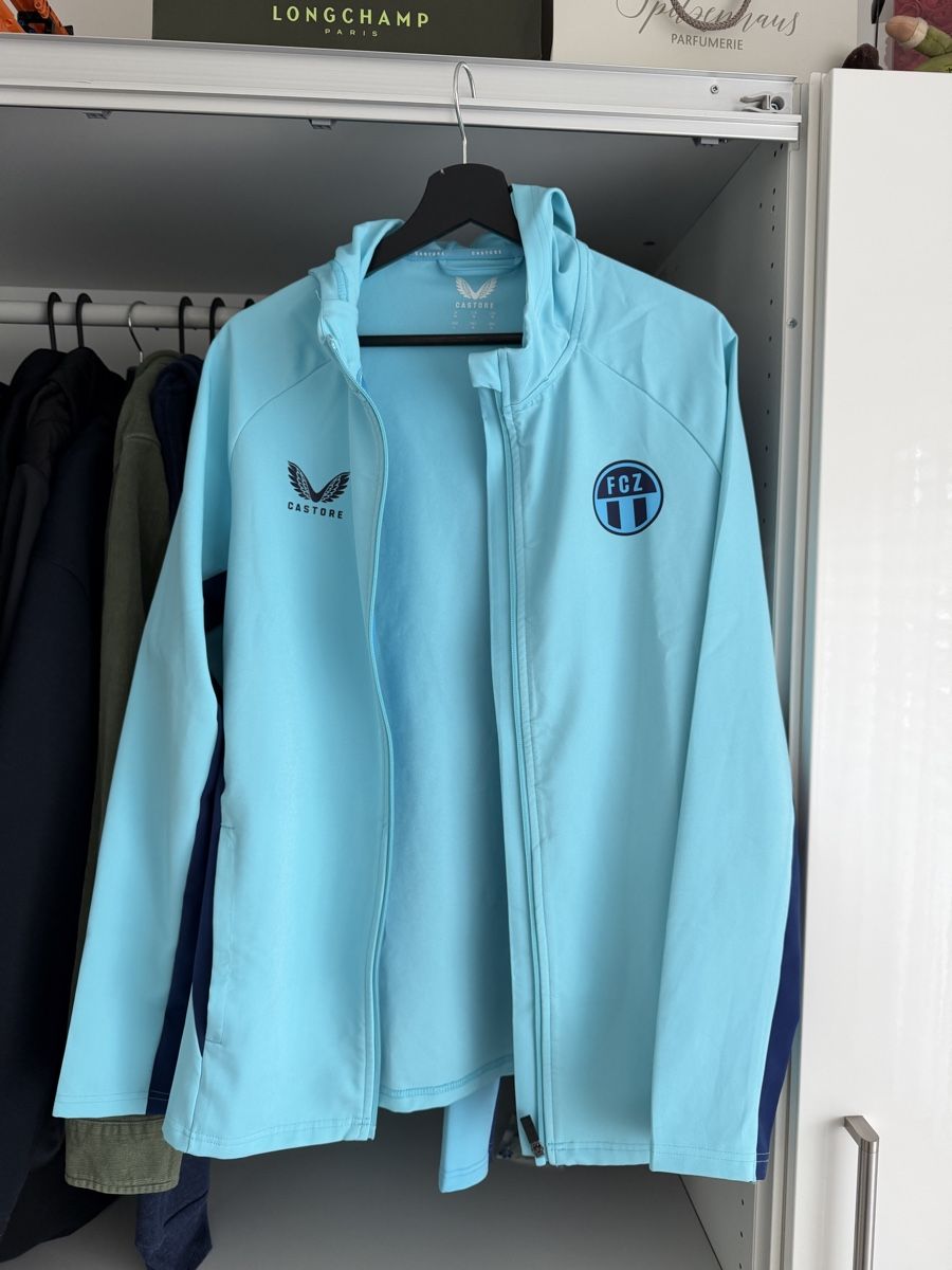 FCZ Jacken: FCZ jäckchen von castore – Gebraucht aus Untersiggenthal von zueercher