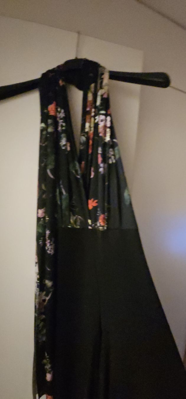 Tute: Schwarzer Jumpsuit/Overall mit Blumenmuster - Grösse onesize – Nuovo (secondo la descrizione) da Horgen venduto da ste_sy7h 1
