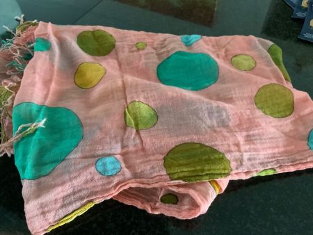 Sommerlicher leichter Schal mit bunten Punkten, neuwertig