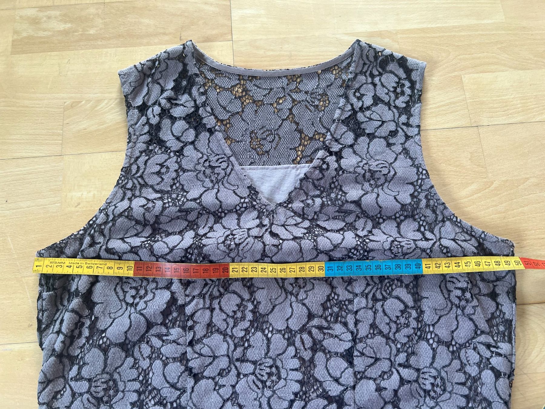 Colora Camicette: Colora Spitzen Bluse, Gr. L, Grau mit Lilastich, NEU – Nuovo e nell'imballaggio originale da Worb venduto da farben20zauber 4