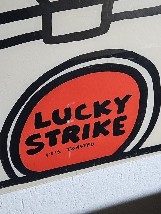 Vintage Plexiglas-Schild, Keith Haring x Lucky Strike (Gebraucht) in ...