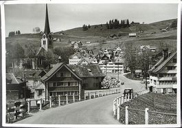 GAIS Strasse, Holz am Strassenrand, Gasthaus, Auto
