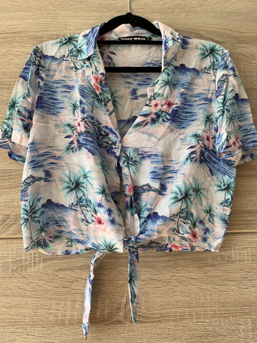 Blusen, T-Shirts & Tops: Chemise crop bleu à motif – Gebraucht aus Montreux von Izapeche811