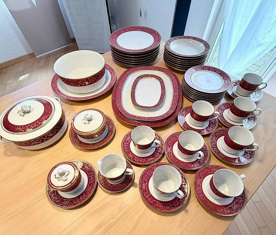 Set di piatti: Langenthaler Tafelservice Château Goldrand rot – Usato da Bützberg venduto da Jolikoelli62