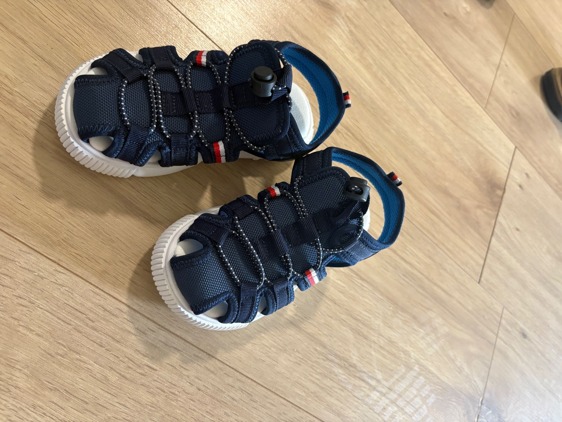 Tommy Hilfiger Schuhe für Jungen: Schuhe – Neu (gemäss Beschreibung) aus Forch von eri_7rdg 1