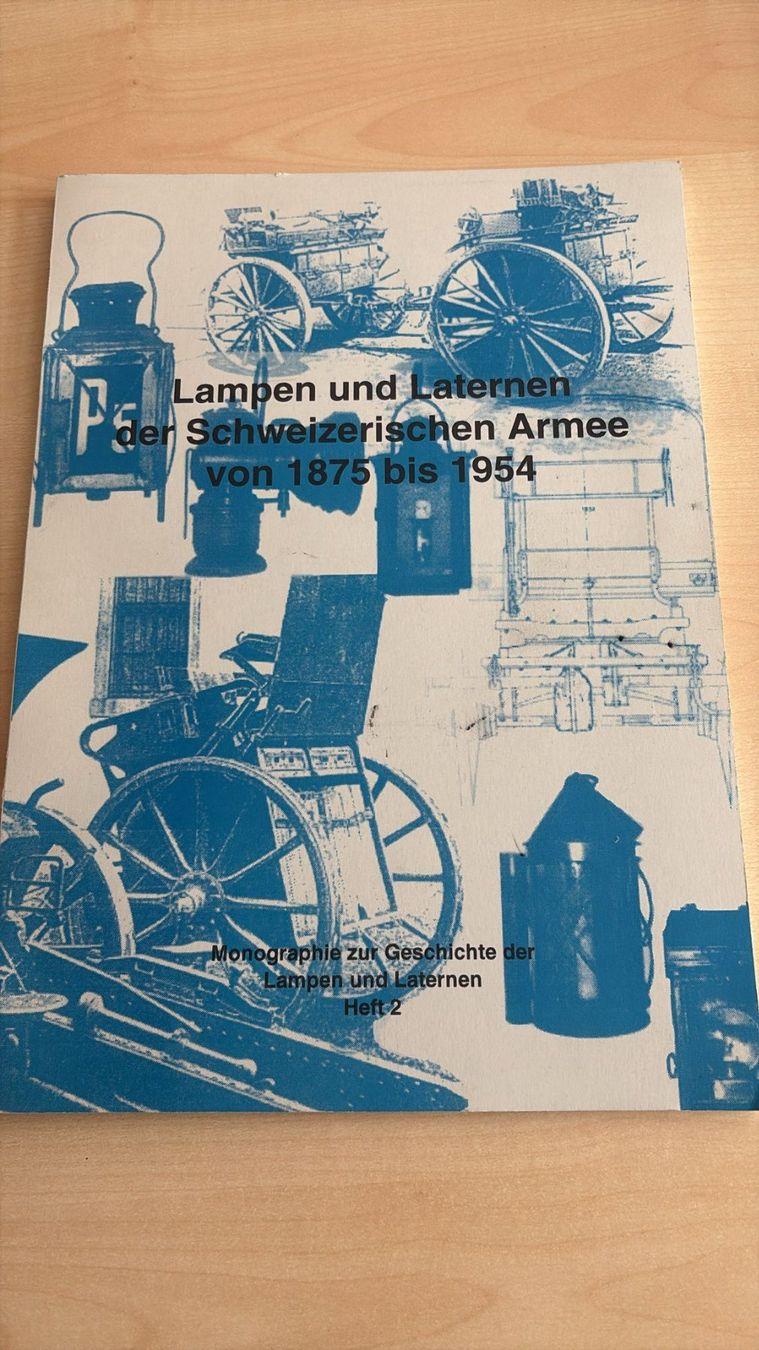 Schweizer Armee Lampade: Lampen und Laternen der Schweizer Armee – Nuovo (secondo la descrizione) da Wangen b. Olten venduto da Hba2