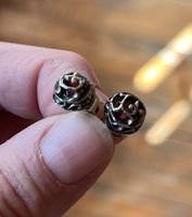 ohrstecker mit rotem stein