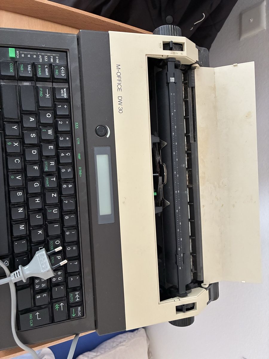 Macchine da scrivere: Schreibmaschine elektornisch – Difettoso da Zürich venduto da dep_x5j7 2