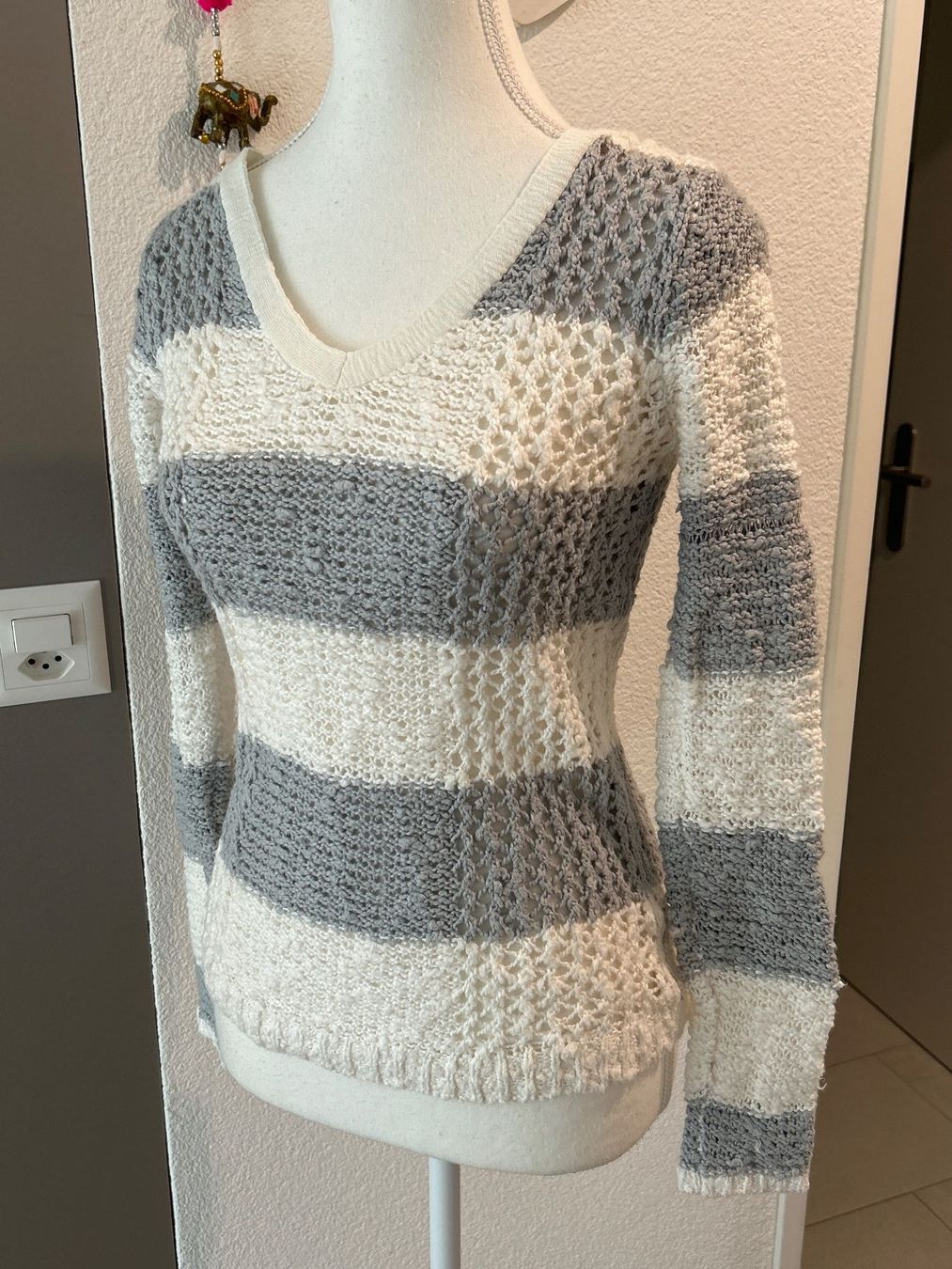 Maglioni & Felpe: Damen Strickpullover gestreift ecru / grau – Usato da Brunnen venduto da Nala2929 3