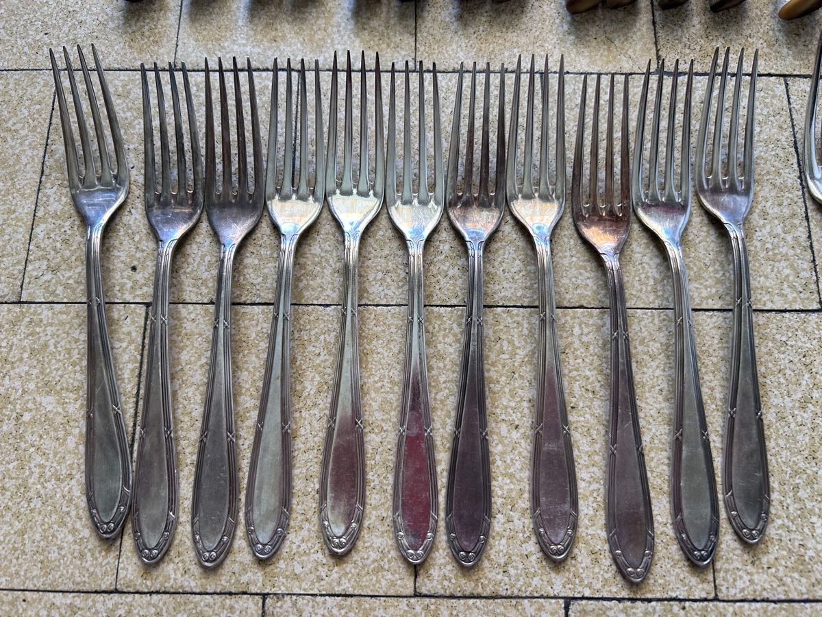 Set di posate: Besteck Set mit Holzgriffen 58 Teile versilbert  – Usato da Zürich venduto da ann_9fv5 1
