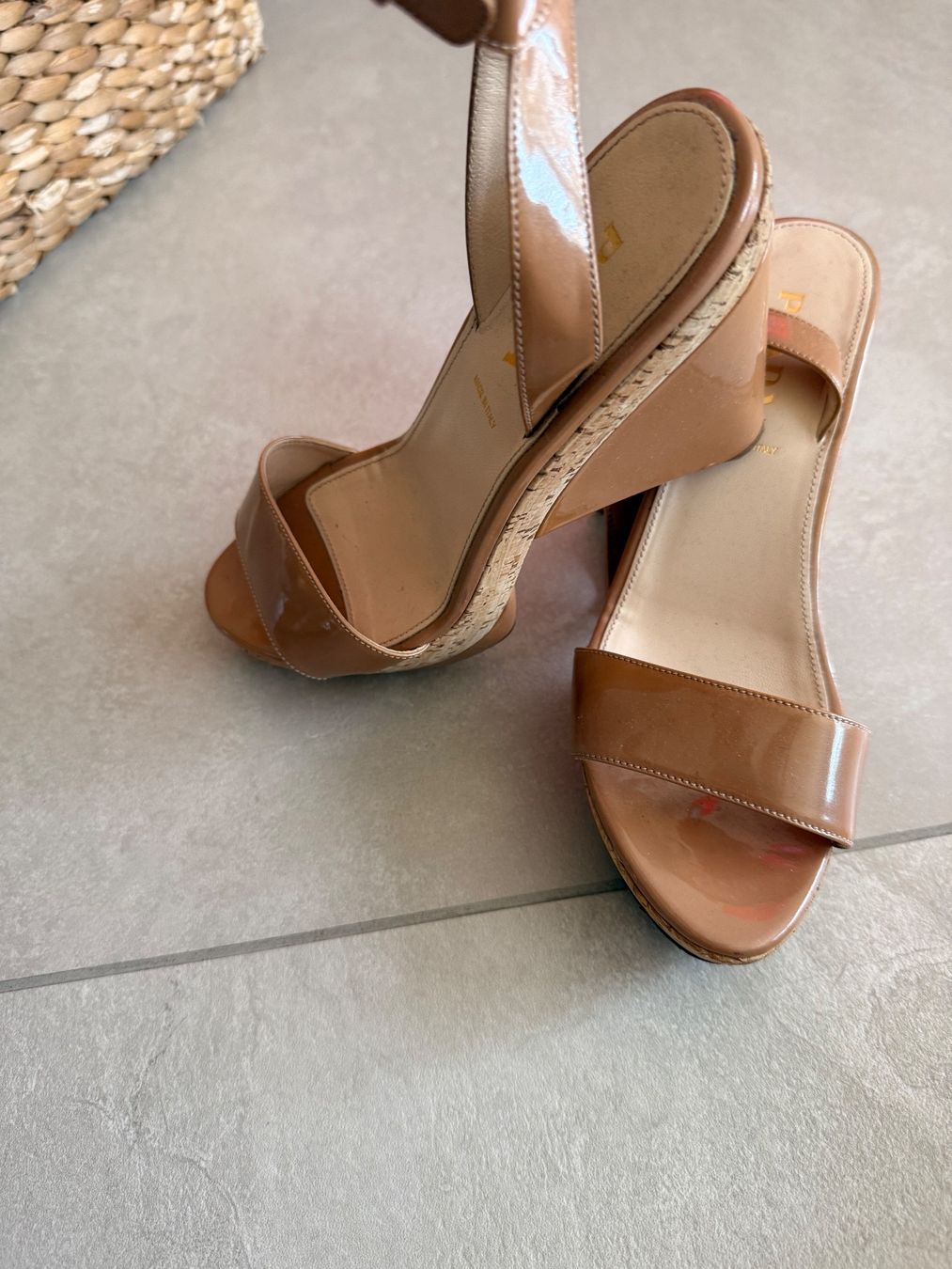 Prada Damenschuhe: Prada Patent Leather Wedge Sandals Camel Beige – Gebraucht aus Muttenz von Kenidg 1