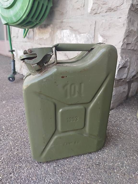 Taniche per benzina: Jerrican / bidon 10 litres – Usato da Romont FR venduto da nel72