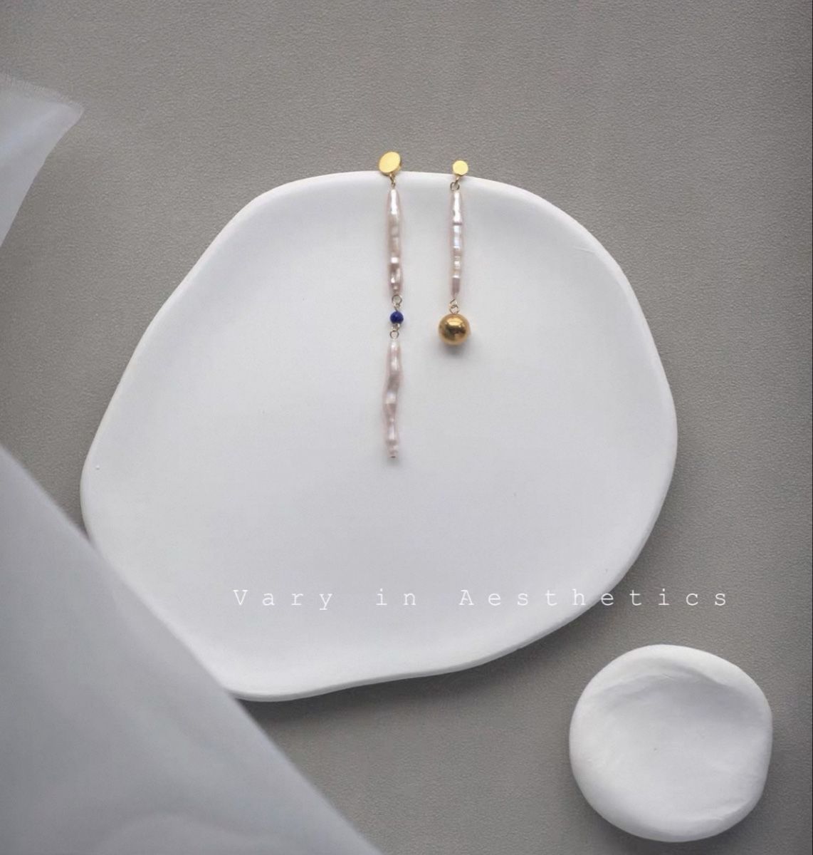Orecchini pendenti & Orecchini a lobo: New with gift package Korean Pearl Drop asymmetrical Earring – Nuovo e nell'imballaggio originale da Basel venduto da 550_ckp6 1