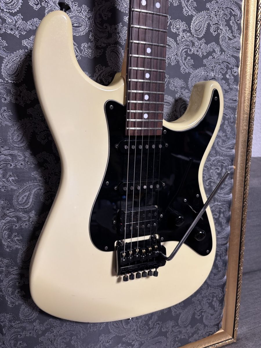 Charvel Strumenti musicali: Charvel Jackson model 3 electric guitar cream 1986 – Usato da Yverdon-les-Bains venduto da DoctorGuitar 6