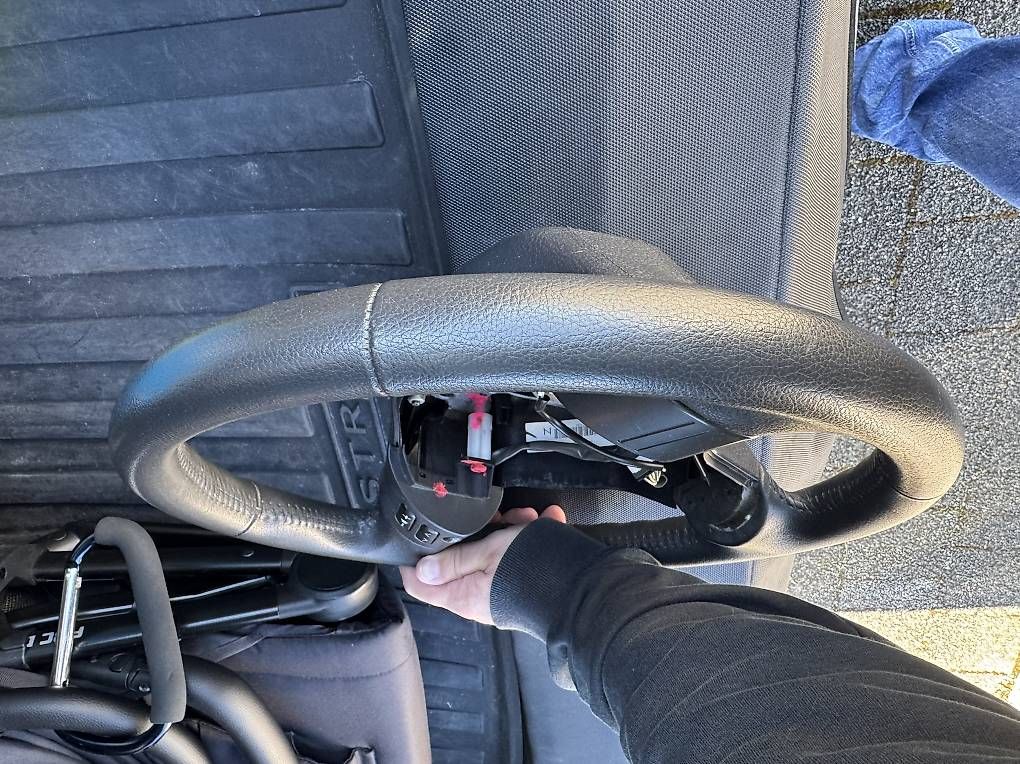 Tutti pezzi di ricambio auto: Lenkrad Toyota Corolla TS E12 Multifunktionstasten – Usato da Ehrendingen venduto da Veiga 3