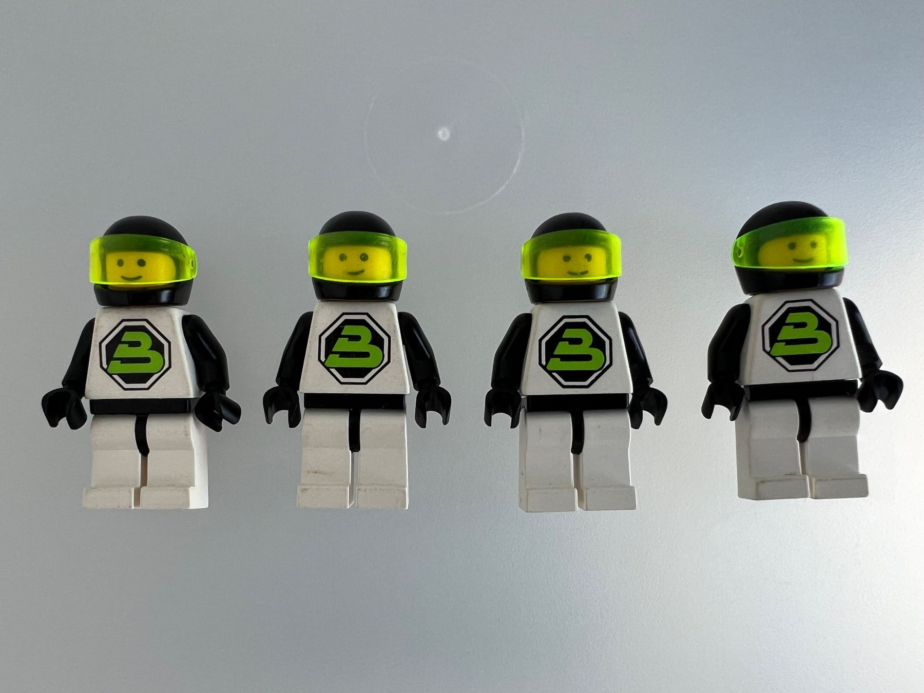 Lego Spielzeuge: Lego Space Blacktron Figur 4x – Gebraucht aus Uttigen von sonorsonic