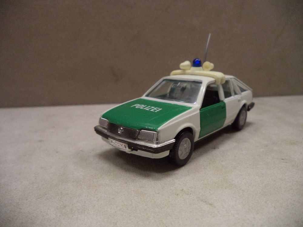 Schuco 5340 Alarm-Car Opel Admiral Polizei weiss (Defekt) in Urdorf für