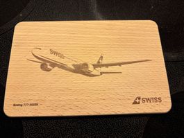 Holzbrett mit Swiss Boeing 777-300ER Motiv, neuwertig