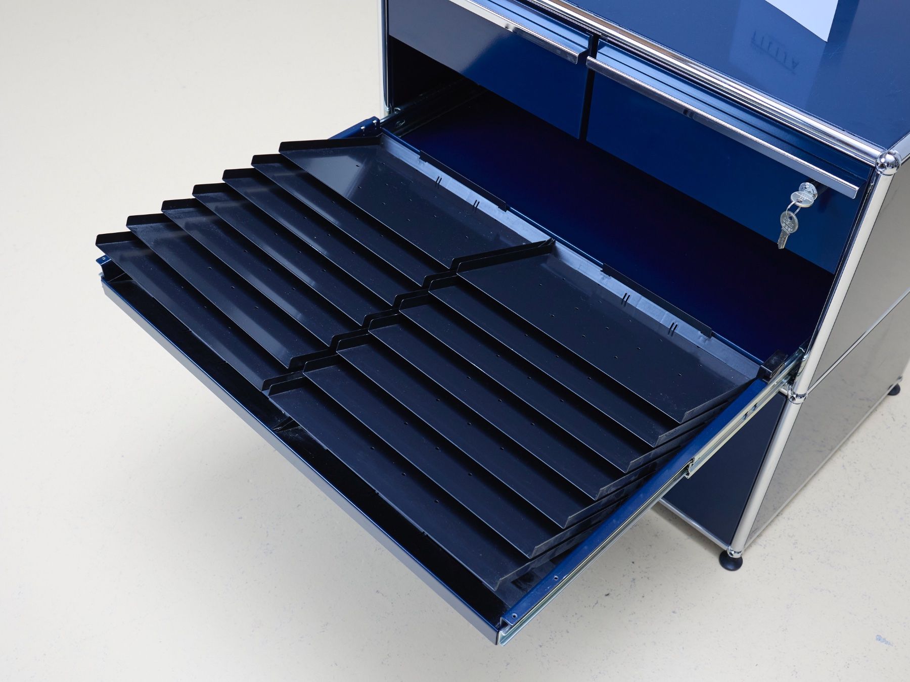 Cassettiere: 9 USM Sideboard in Stahlblau, Druckermöbel – Usato da Meinisberg venduto da atelier_TILIJA 4
