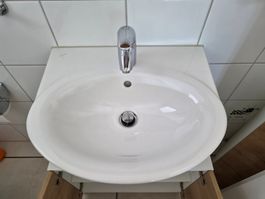 Waschbecken Laufen mit Armatur und Siphon