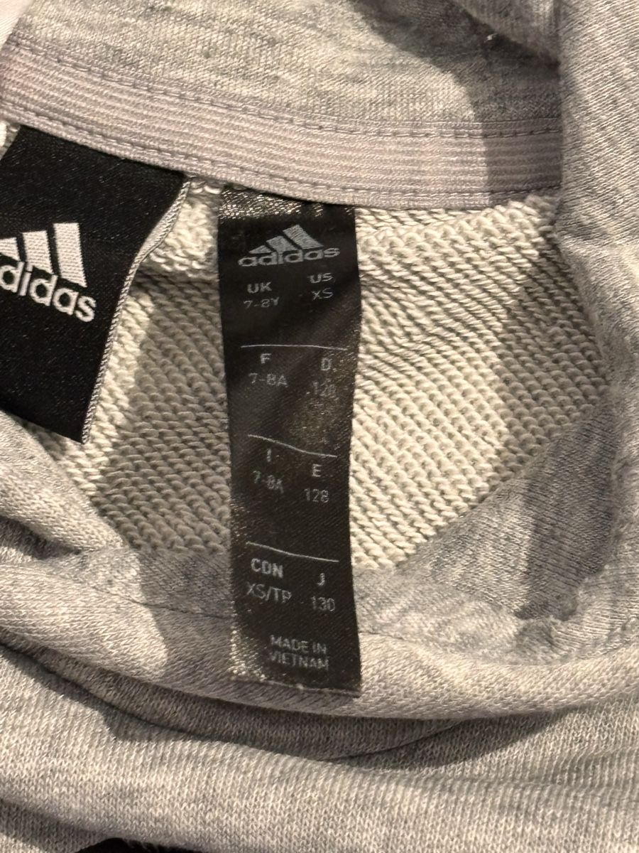 Adidas Maglioni & Felpe: Adidas Kinder Hoodie Gr. 128 Grau – Usato da Lupsingen venduto da Butzelma 1