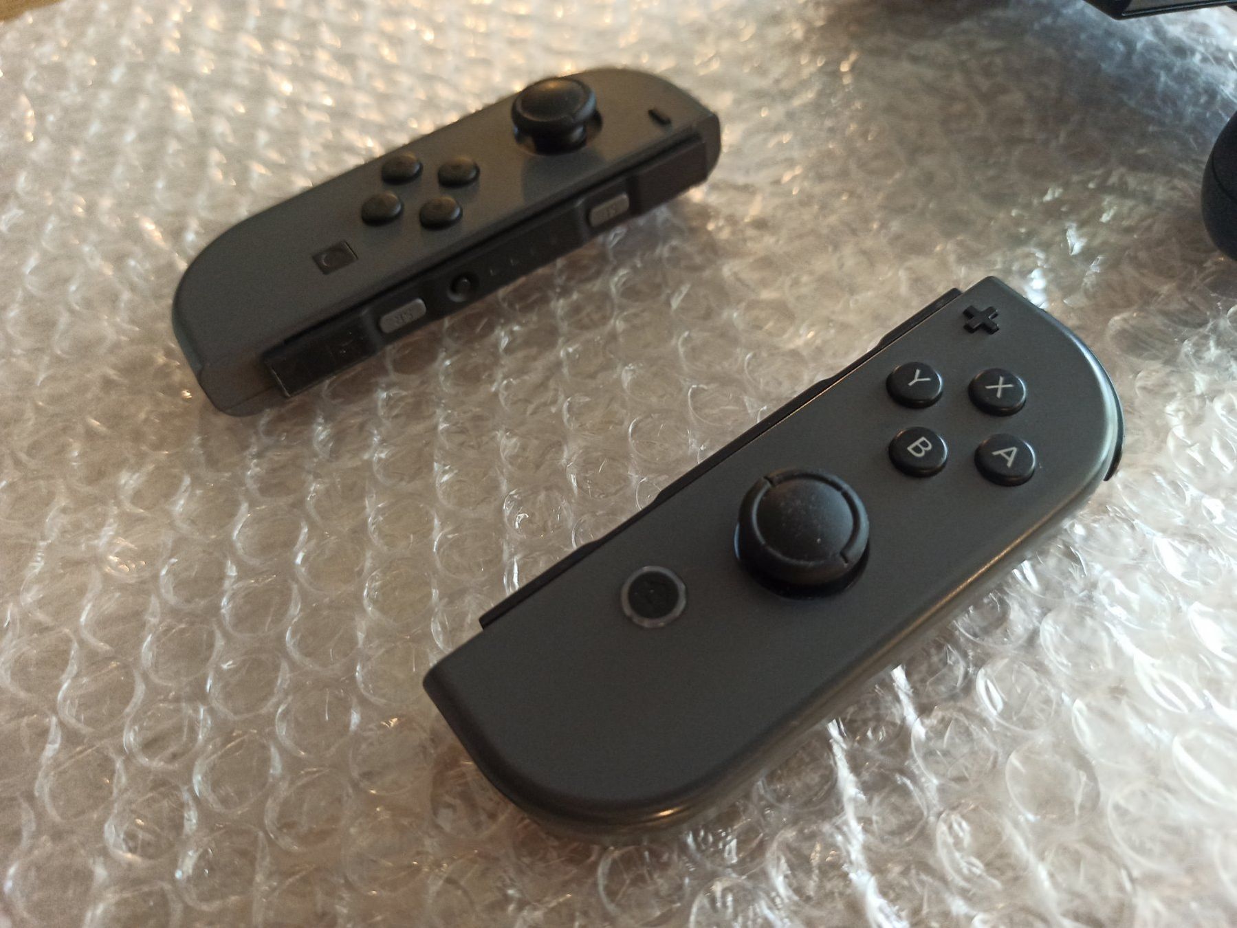Nintendo Controller: Original Nintendo Switch Joy-Con (Grau) + Grip / NSW – Usato da Oberweningen venduto da mar_87mx 4