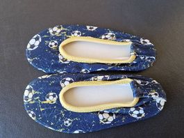 Täppeli, Gr. 24, neue Gymnastikschläppli, Fussball, Schuhe