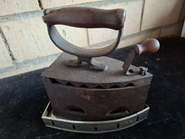 Altes Bügeleisen aus Gusseisen mit Holzgriff, Dekoobjekt