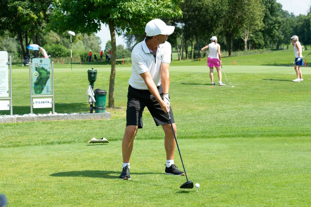 Eine Partie Golf mit DJ BoBo 2