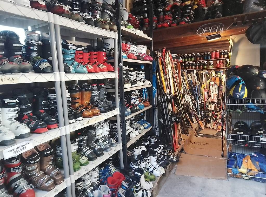Casques: Skis, chaussures, bâtons, casques, lunettes... – D'occasion à Leysin par Liquidation-404
