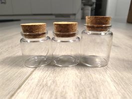 Trois petits flacons en verre avec bouchons 2x50ml 1x60ml