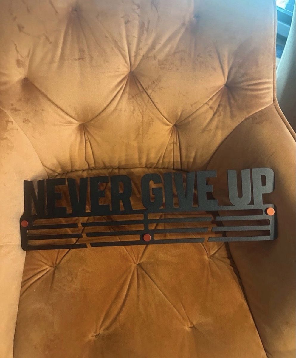 Toutes les décorations: Never Give Up Medaillenaufhänger – D'occasion à Balgach par ren_xy57 1