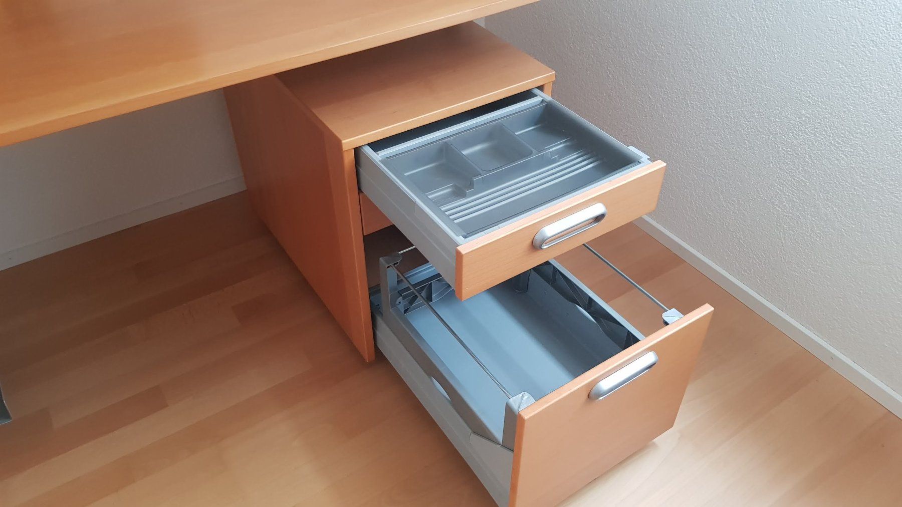 Schreibtische: Ikea Galant Schreibtisch mit Rollcontainer und Computerrack – Gebraucht aus Erlinsbach SO von gugusli 4