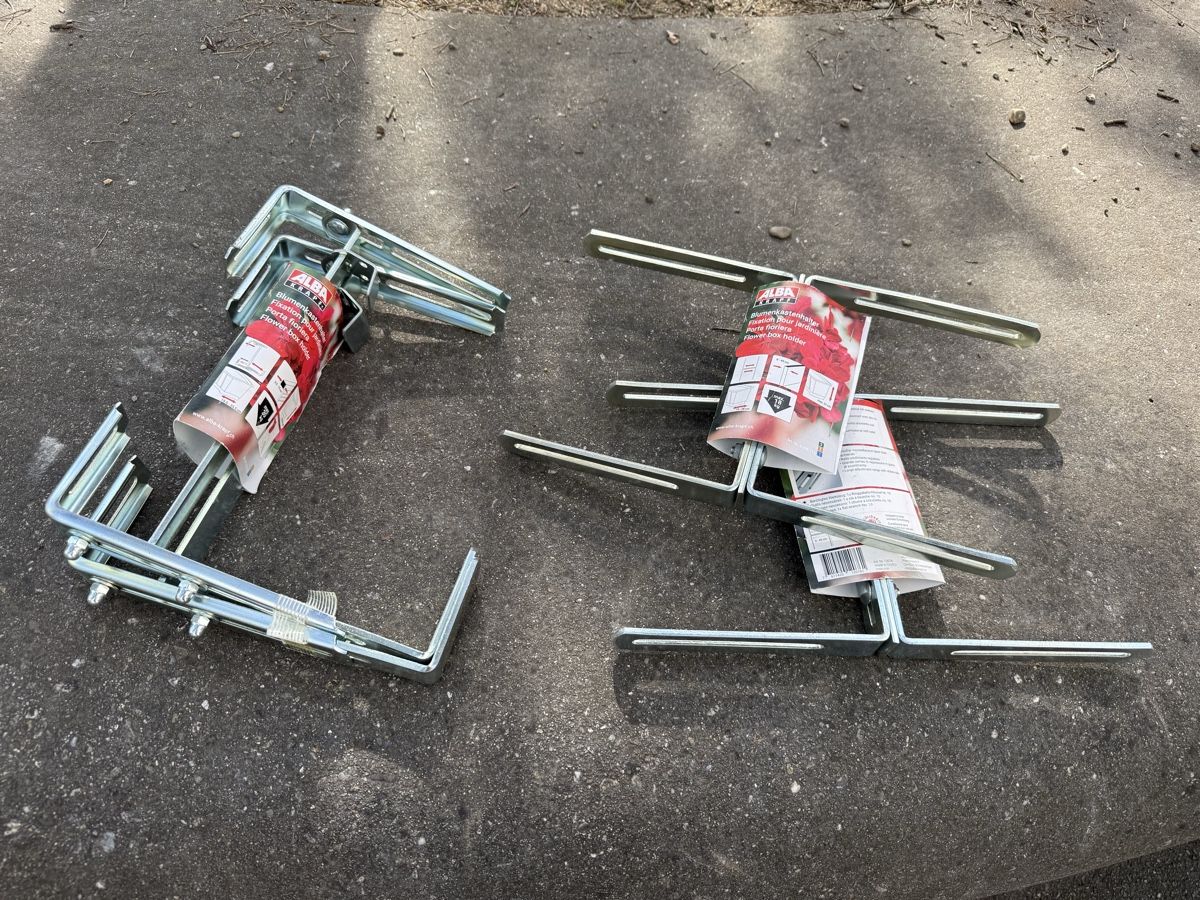 Ferramenta: 3 Blumenkastenhalter, Neu und Robust – Nuovo e nell'imballaggio originale da Uster venduto da Flummi 2