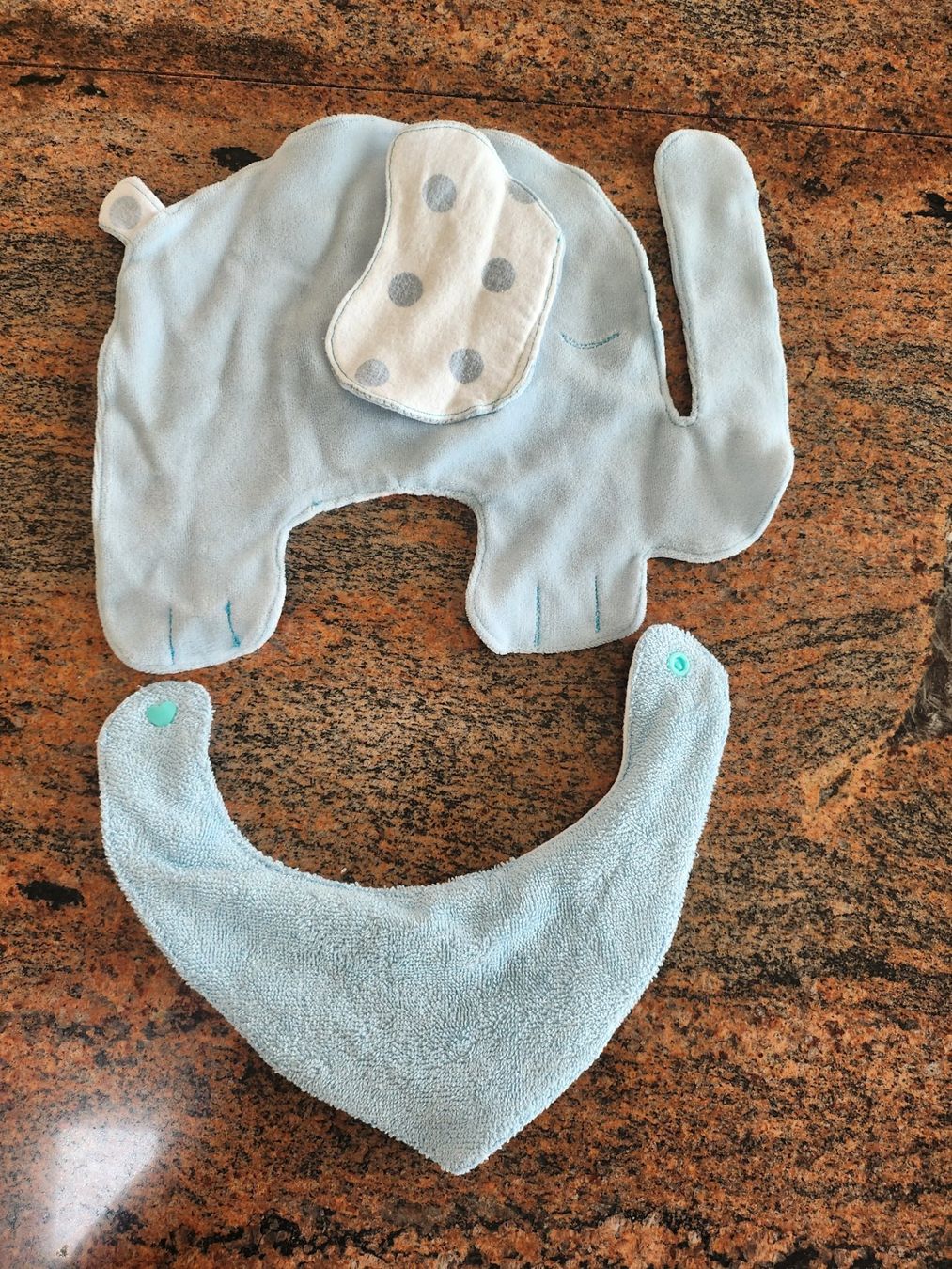 Pasti del neonato: Schnufeltuchelefant mit Lätzli hellblau, Handemade, neu – Nuovo (secondo la descrizione) da Othmarsingen venduto da pao_2xld 1