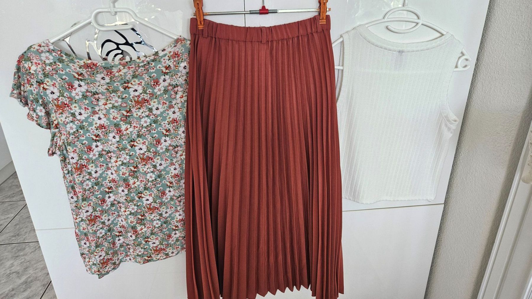 Gonne: Sommer Set: Bluse mit Blumenmuster, Rock und Top, Gr. S – Usato da Gossau ZH venduto da fashiontwo 1