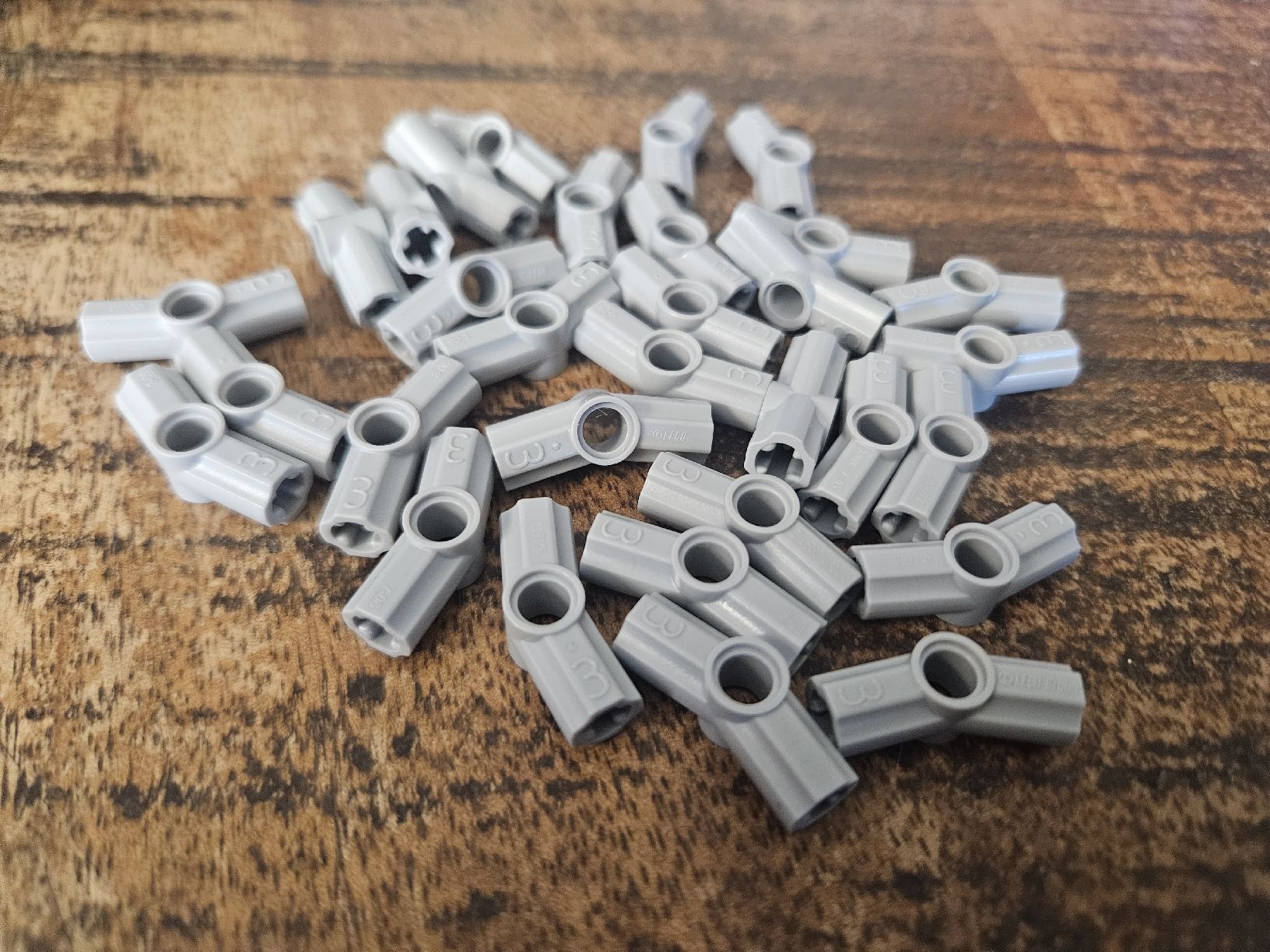 Lego Kit di costruzioni: lego 32016 lot de 30 pièces Light Bluish Gray Technic, Axle – Usato da Confignon venduto da Ecrofigs