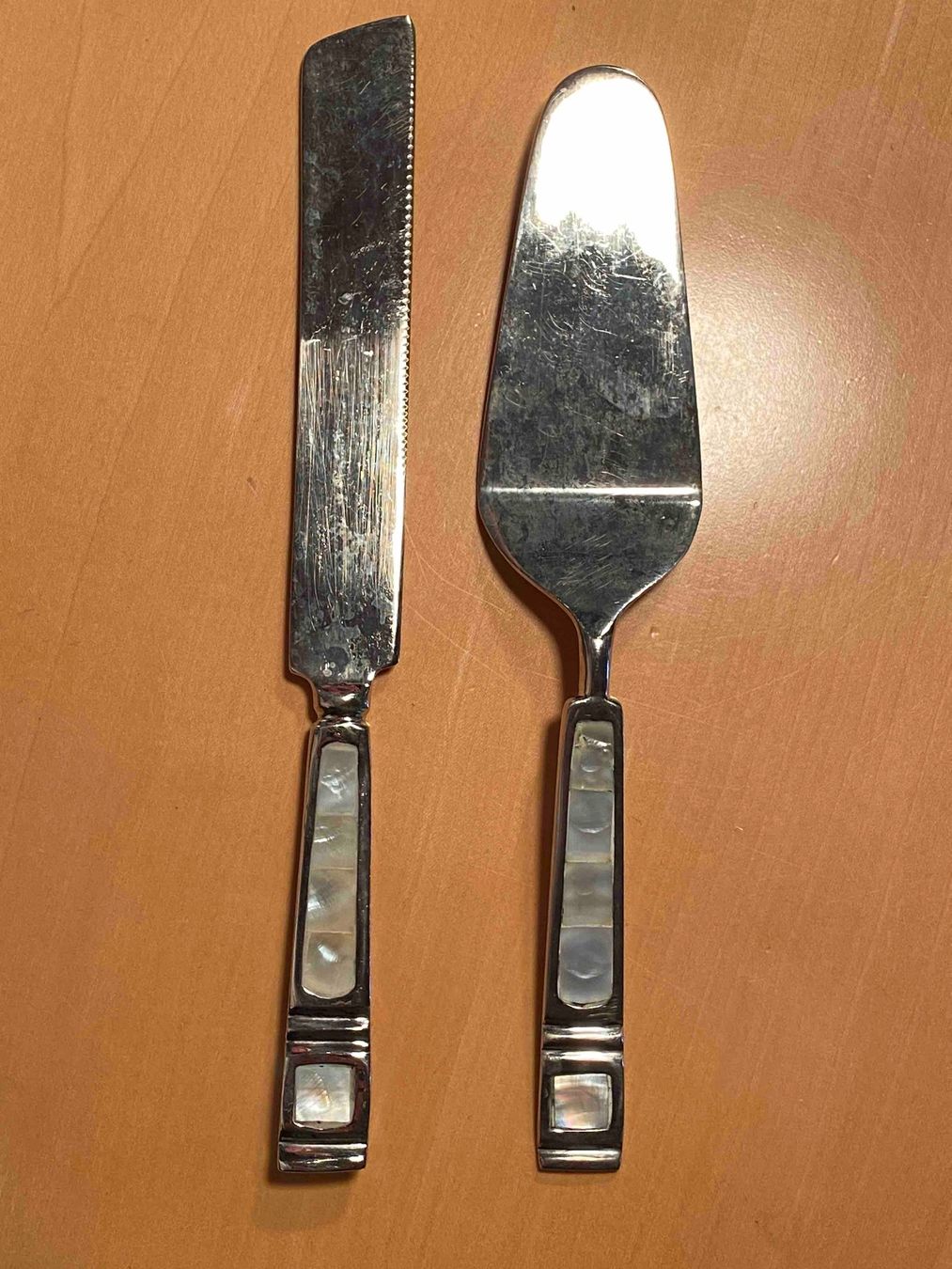 Set di posate: Kuchenmesser und Kuchenschaufel mit Perlmuttgriffen – Usato da Maur venduto da privat101
