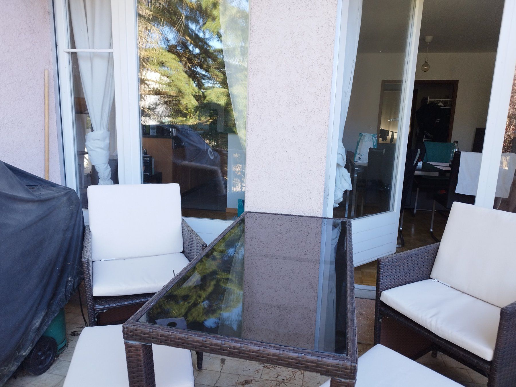 Set di tavolo e panche: Table outdoor avec 2 chaise et 2 repose pieds – Usato da Gland venduto da nic_kc99 3