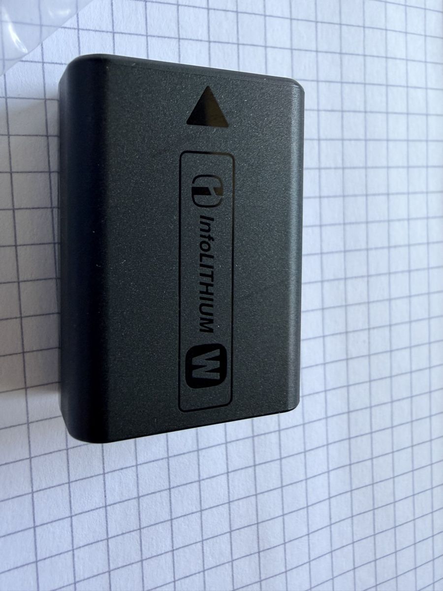 Sony Batterie: Sony Akku NP-FW50 mit Ladegerät  – Nuovo (secondo la descrizione) da Zürich venduto da d-ron 1