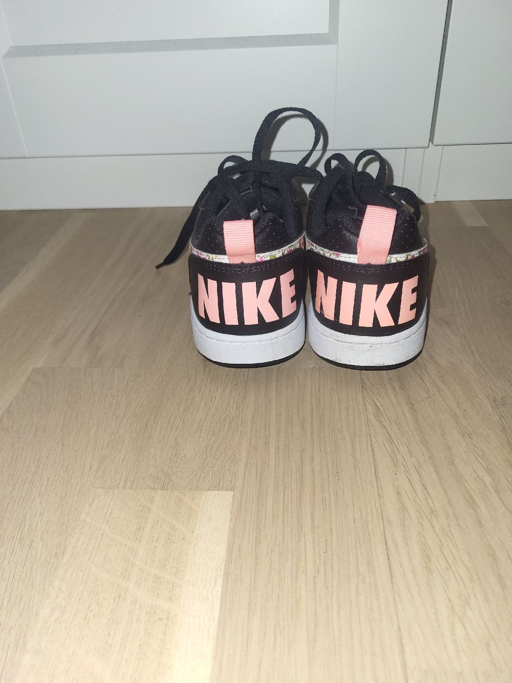 Nike Damenschuhe: Nike Turnschuhe schwarz mit Blumenmuster Gr. 39 – Gebraucht aus Heiden von Cherry16995 1