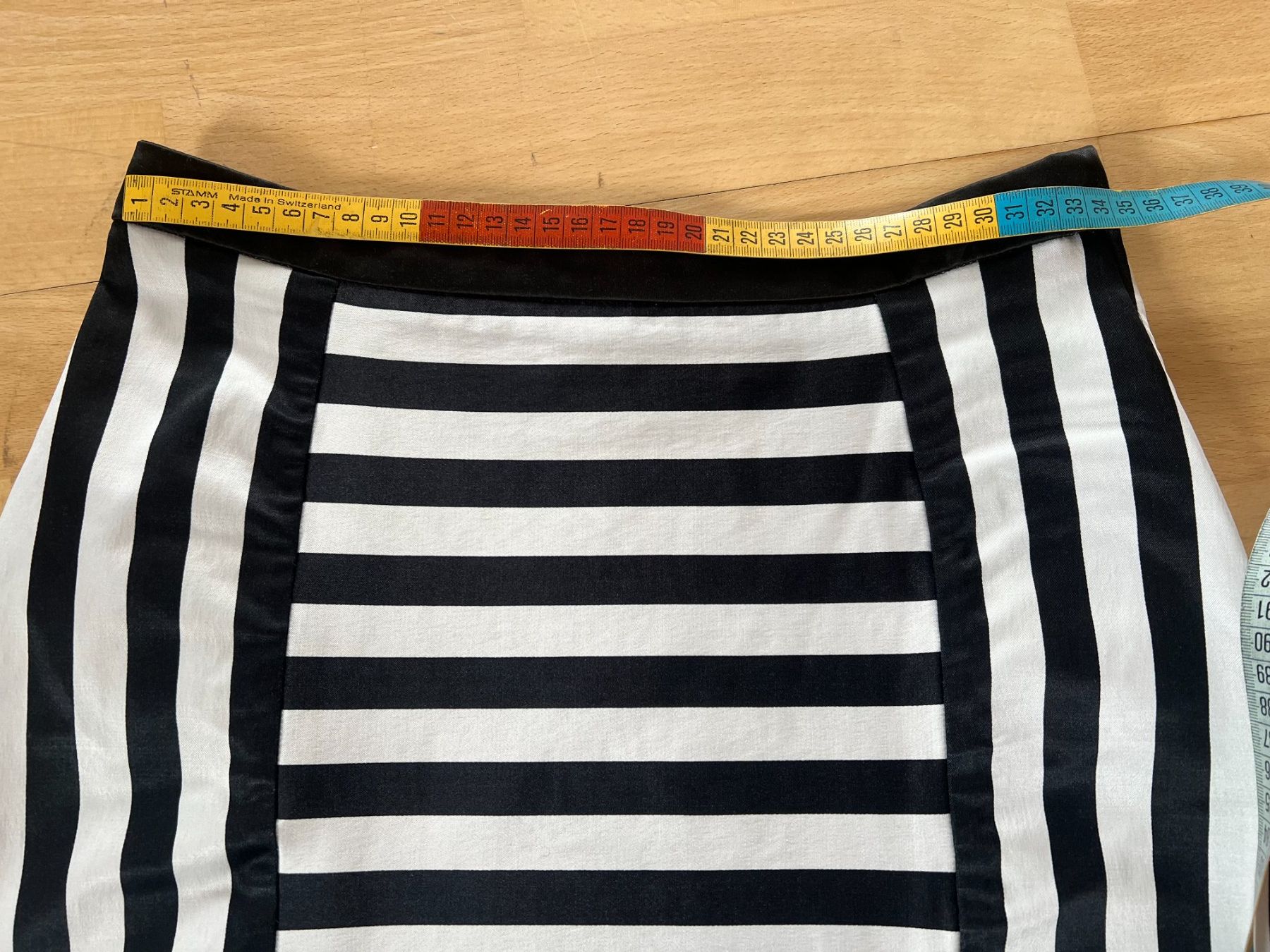 Nafnaf Gonne: NAF NAF Mini-Rock, Gr. 34, Schwarz/Weiss – Usato da Worb venduto da farben20zauber 4